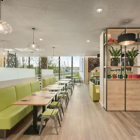 Super 8 By Wyndham Munich City North-3